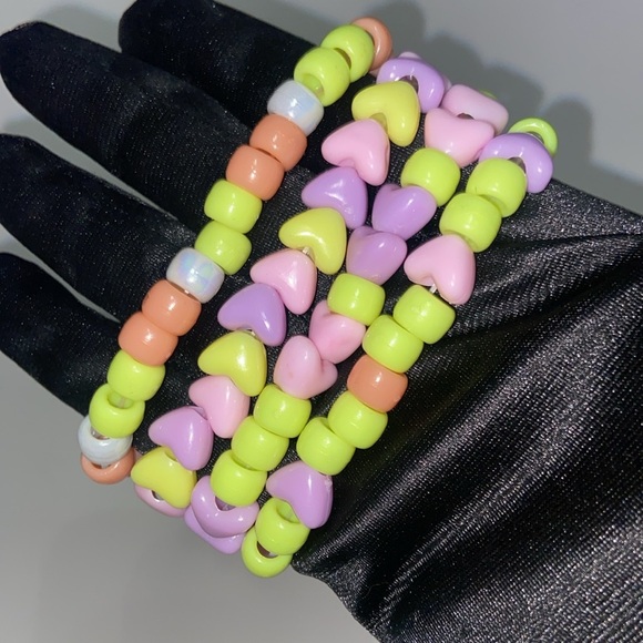 Set of 7 beaded bracelets, vibrant colors. Perfect for gifting or givys. - Picture 2 of 3